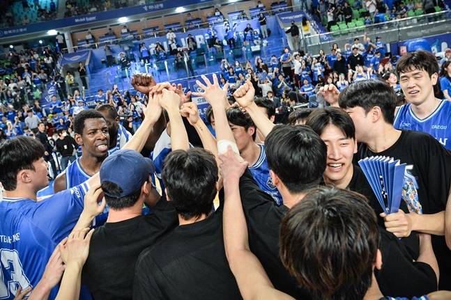한국가스공사 선수단이 4차전 승리 후 기뻐하고 있다. /사진=KBL 제공