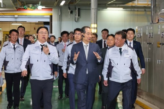 한덕수 대통령 권한대행 국무총리가 4월 15일 광주 서구 기아오토랜드 광주공장에서 자동차산업 현장을 시찰하고 있다. 앞줄 왼쪽에서부터 문재웅 기아 광주공장장, 한 권한대행, 최준영 기아 사장. 국무총리실 제공