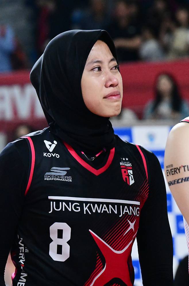 ‘인도네시아의 김연경’으로 불리는 메가 선수가 지난 4월 6일 챔피언결정전 4차전을 마친 뒤 눈물을 보이고 있다. KOVO 제공