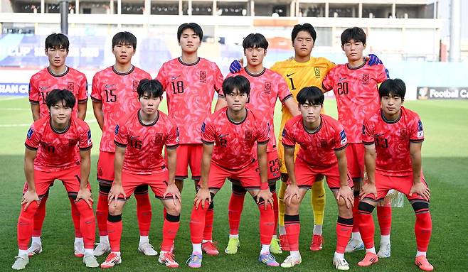 백기태 감독이 이끄는 대한민국 U-17. 축구 국가대표팀이 18일(한국시간) 사우디아라비아 타이프에 있는 오카즈 스타디움에서 열린 사우디아라비아와의 2025 AFC U-17 아시안컵 준결승에서 1-1 무승부 후 승부차기 끝에 패해 탈락했다. AFC