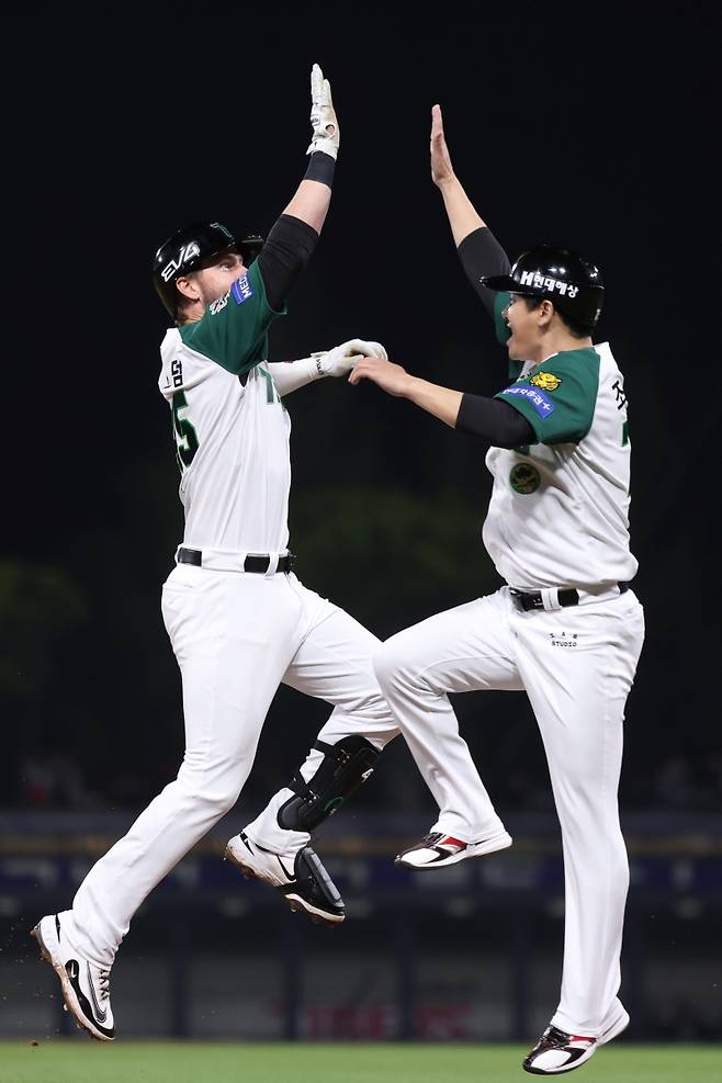 17일 오후 광주-KIA챔피언스필드에서 열린 '2025 신한 SOL Bank KBO리그' KT 위즈와 KIA 타이거즈의 경기, KIA가 5:4로 승리하면서 위닝시리즈를 달성했다. 5번타자 겸 1루수로 선발 출전한 KIA 외국인 타자 패트릭 위즈덤은 4타수 2안타 1홈런 1타점을 기록했다. KIA 타이거즈