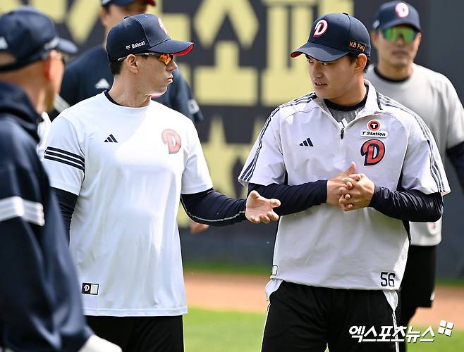 18일 오후 서울 송파구 잠실야구장에서 열리는 '2025 신한 SOL Bank KBO리그' KIA 타이거즈와 두산 베어스의 경기, 두산 고효준이 김호준에게 조언을 건네고 있다. 잠실, 김한준 기자