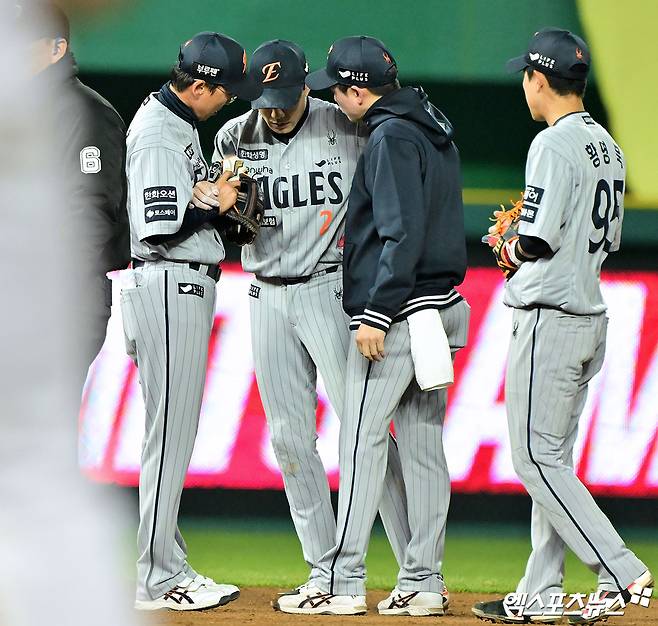 한화 내야수 심우준(왼쪽 두 번째)은 지난 17일 인천 SSG랜더스필드에서 열린 '2025 신한 SOL Bank KBO 리그' SSG전에서 허리 담 증세로 중도 교체됐다. 엑스포츠뉴스 DB