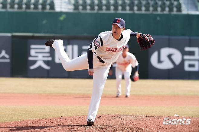 롯데 자이언츠 박진형이 경기에 등판해 투구하고 있다. 롯데 자이언츠