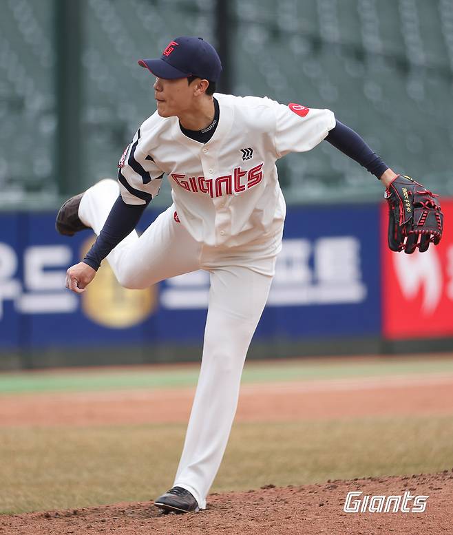 롯데 자이언츠 박진형이 경기에 등판해 투구하고 있다. 롯데 자이언츠