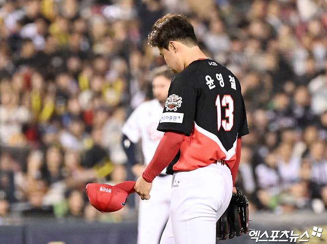 18일 오후 서울 송파구 잠실야구장에서 열린 '2025 신한 SOL Bank KBO리그' KIA 타이거즈와 두산 베어스의 경기, 3회말 2사 만루 KIA 윤영철이 마운드를 내려가고 있다. 잠실, 김한준 기자