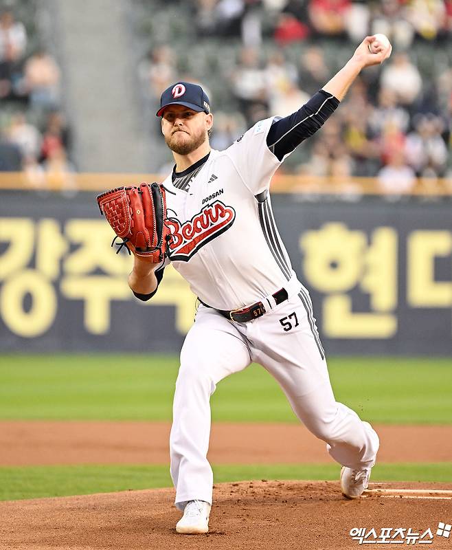 18일 오후 서울 송파구 잠실야구장에서 열린 '2025 신한 SOL Bank KBO리그' KIA 타이거즈와 두산 베어스의 경기, 1회초 두산 선발투수 콜 어빈이 공을 힘차게 던지고 있다. 잠실, 김한준 기자