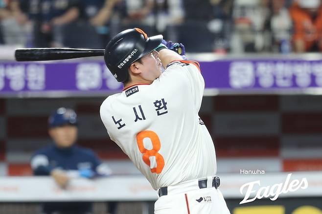 한화 내야수 노시환은 18일 대전한화생명볼파크에서 열린 '2025 신한 SOL Bank KBO 리그' NC와 정규시즌 첫 번째 맞대결에서 4번타자 3루수로 선발 출전했다. 홈런포를 쏘아 올려 활약해 공격에 활력을 불어넣었다. 한화 이글스