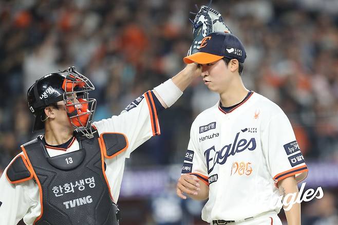한화 투수 엄상백(오른쪽)은 18일 대전한화생명볼파크에서 열린 '2025 신한 SOL Bank KBO 리그' NC와 정규시즌 첫 번째 맞대결에서 선발 등판했다. 5이닝 4실점을 기록하며 승리 투수가 됐지만, 전반적으로 만족할 수 없는 투구였다. 한화 이글스