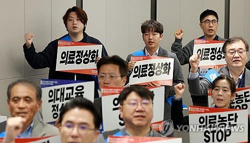 의협 대선기획본부 출범식   (서울=연합뉴스) 신현우 기자 = 13일 서울 용산구 의협회관에서 열린 대선기획본부 출범식에서 박단 대한전공의협의회 비상대책위원장(뒷줄 왼쪽)을 비롯한 참석자들이 구호를 외치고 있다. 2025.4.13
    nowwego@yna.co.kr