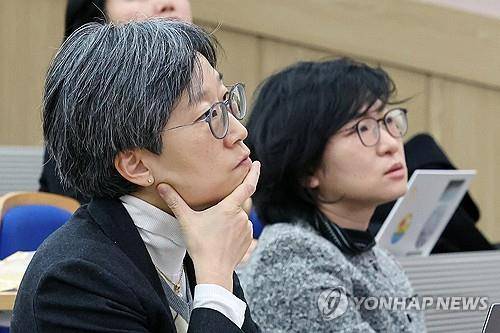 의대생·전공의 행태 비판한 서울대 의대 교수들     (서울=연합뉴스) 신현우 기자 = 서울대 의대·서울대병원 강희경(왼쪽) 교수와 하은진 교수가 18일 '우리의 현주소: 의료시스템 수행지표의 팩트 검토' 토론회에 참석해 발제를 듣고 있다. 두 사람과 오주환·한세원 교수는 전날 '복귀하는 동료는 더 이상 동료가 아니라고 주장하는 분들께 이제는 결정할 때입니다'라는 성명을 내며 사직 전공의들의 행태를 비판했다. 2025.3.18