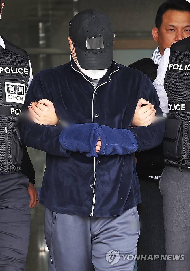 일가족 5명 살해한 50대 가장 영장심사 (용인=연합뉴스) 홍기원 기자 = 부모와 처자식 등 일가족 5명을 살해해 살인 및 존속살인 혐의로 구속영장이 청구된 50대 가장 A씨가 17일 구속 전 피의자 심문(영장실질심사)에 출석하기 위해 경기도 용인동부경찰서 유치장에서 나오고 있다. 2025.4.17 xanadu@yna.co.kr