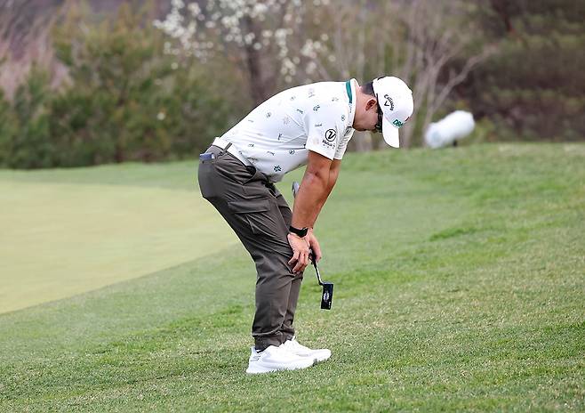경기 도중 허리가 아파 고통스러워하는 김홍택. [KLPGA 제공. 재판매 및 DB 금지]