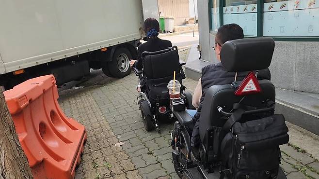 인도를 막은 트럭 [촬영 홍성란 활동지원사]