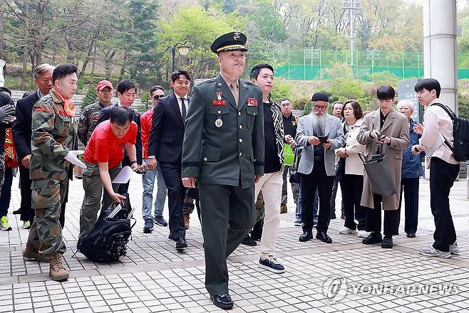 2심 첫 공판준비기일 출석하는 박정훈 대령 (서울=연합뉴스) 신현우 기자 = 해병대 채모 상병 순직 사건과 관련해 1심에서 무죄를 선고받은 박정훈 전 해병대 수사단장(대령)이 18일 서울 서초구 서울고등법원에서 열린 항소심 첫 공판준비기일에 출석하고 있다. 2025.4.18 nowwego@yna.co.kr