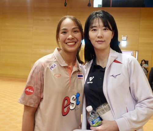 여자배구 올스타 슈퍼매치를 벌이는 강소휘(오른쪽)와 태국의 타나차 [촬영 이동칠]