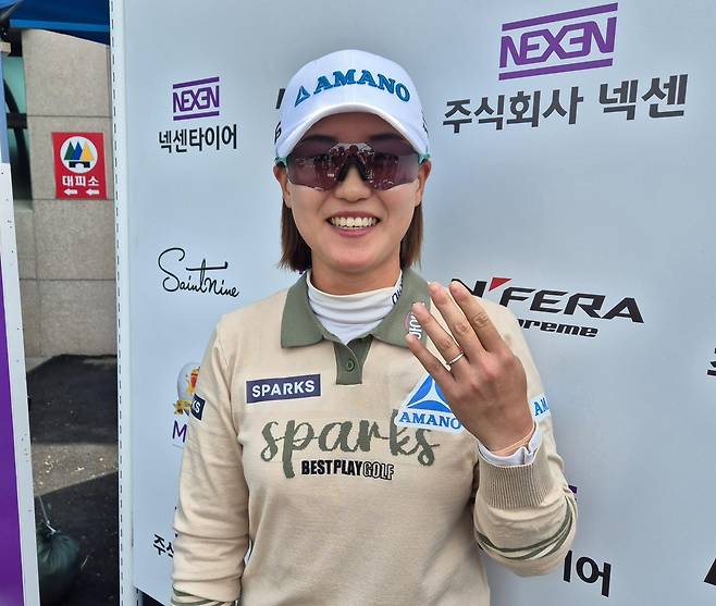 3연패 도전하는 최은우 (김해=연합뉴스) 김경윤 기자 = 지난해 12월에 결혼한 최은우가 18일 경남 김해 가야 컨트리클럽(파72)에서 열린 한국여자프로골프(KLPGA) 투어 넥센·세인트나인 마스터즈 2025 1라운드를 마친 뒤 결혼반지를 보여주며 포즈를 취하고 있다. 2025.4.18. cycle@yna.co.kr