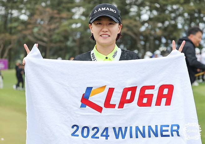 2024년 넥센·세인트나인 마스터즈에서 우승한 최은우 (김해=연합뉴스) 21일 경남 김해에 위치한 가야CC에서 열린 한국여자프로골프(KLPGA) 투어 넥센·세인트나인 마스터즈에서 2년 연속 우승을 차지한 최은우가 기념 촬영하고 있다. 2024.4.21 [KLPGA 제공. 재배포 및 DB 금지] photo@yna.co.kr