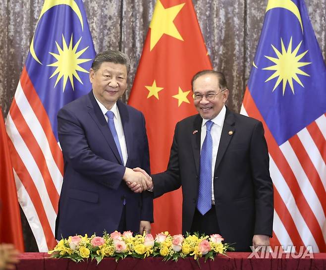 시진핑 중국 국가주석과 안와르 이브라힘 말레이시아 총리 말레이시아를 방문한 시진핑 중국 국가주석이 지난 16일(현지시간) 말레이시아 푸트라자야에서 안와르 이브라힘 말레이시아 총리와 만나 악수하고 있다. 2025.04.18
[신화 연합뉴스 자료사진. 재판매 및 DB 금지]