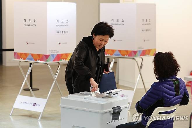 구로구청장 보궐선거 투표 (서울=연합뉴스) 서대연 기자 = 구로구청장 보궐선거 본투표일인 2일 서울 구로제5동 제3투표소에서 한 유권자가 투표하고 있다. 2025.4.2 dwise@yna.co.kr