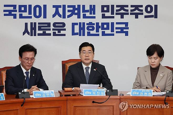 민주당 최고위원회의 (서울=연합뉴스) 김주성 기자 = 더불어민주당 박찬대 당대표 직무대행 겸 원내대표가 18일 서울 여의도 국회에서 열린 최고위원회의에서 발언하고 있다. 2025.4.18 utzza@yna.co.kr