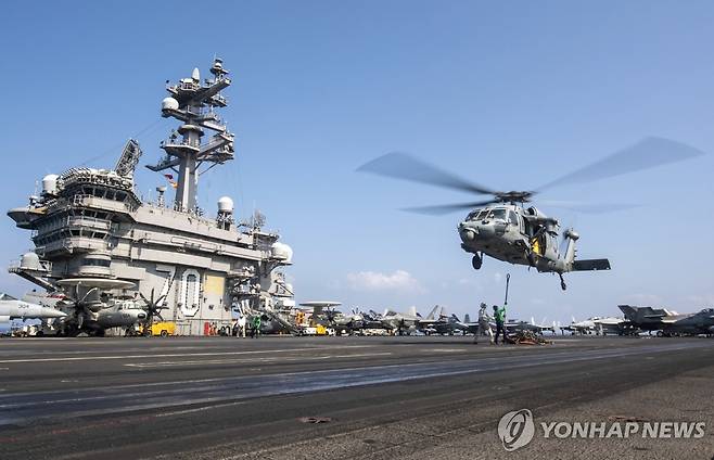 미군 항공모함 칼빈슨호 갑판 위에서 비행 중인 헬리콥터 [AP 연합뉴스 자료사진. 재판매 및 DB 금지]