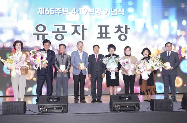 19일 광주공업고에서 열린 65주년 4·19기념식에서 강기정 광주시장(가운데)이 유공자 표창을 진행한뒤 유공자들과 기념촬영을 하고 있다. <광주시 제공>