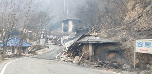 산불 피해로 삶의 터전이 폐허로 변한 달기약수탕. 서충환 기자