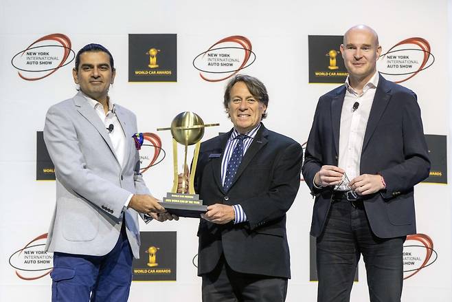 스티븐 센터 기아 미국법인 최고운영책임자(COO)가 월드카어워즈 관계자들과 세계 올해의 차(EV3) 수상 기념 사진을 촬영하는 모습