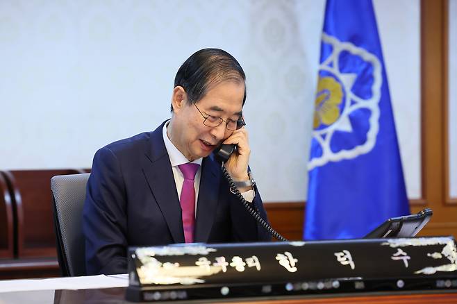 한덕수 대통령 권한대행 국무총리가 8일 정부서울청사에서 도널드 트럼프 미국 대통령과 전화 통화를 하고 있다.(국무총리실 제공. 재판매 및 DB 금지) 2025.4.8/뉴스1