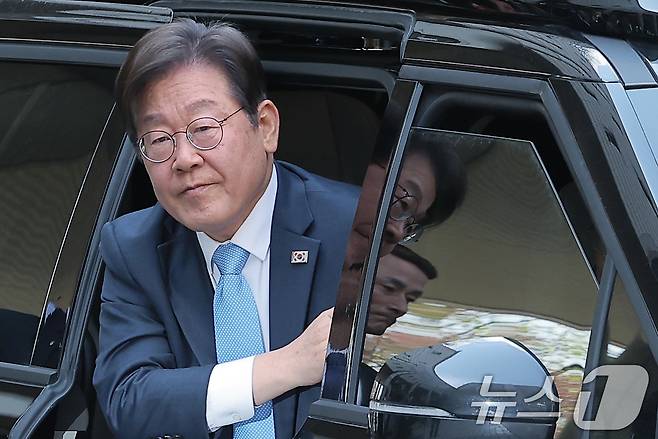 대권 도전에 나선 이재명 전 더불어민주당 전 대표가 15일 오전 서울 서초구 서초동 서울중앙지방법원에서 열린 대장동 배임 및 성남FC뇌물 1심 속행 공판에 출석하고 있다. 2025.4.15/뉴스1 ⓒ News1 박정호 기자