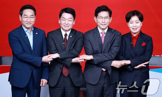 19일 오후 서울 강서구 ASSA아트홀에서 열린 국민의힘 '제21대 대통령후보자 1차 경선 조별 토론회’에 참석한 후보들이 기념 촬영을 하고 있다. 왼쪽부터 유정복, 안철수, 김문수, 양향자 후보. 2025.4.19/뉴스1 ⓒ News1 김진환 기자