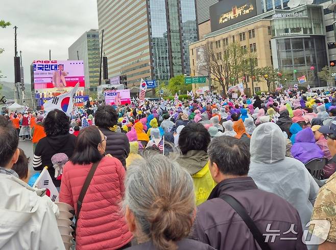 19일 오후 대한민국바로세우기운동본부는 서울 종로구 동화면세점 앞에서 '광화문 국민대회'를 개최했다. 이날 오후 집회 참가자들 모습.ⓒ 뉴스1 남해인 기자