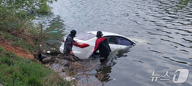 19일오후 5시께 전북자치도 김제시 금구면 대화리 대율저수지에 차량이 빠지는 사고가 발행했다.(소방제공. 재판매 멫 DB금지)2025.4.19/뉴스1