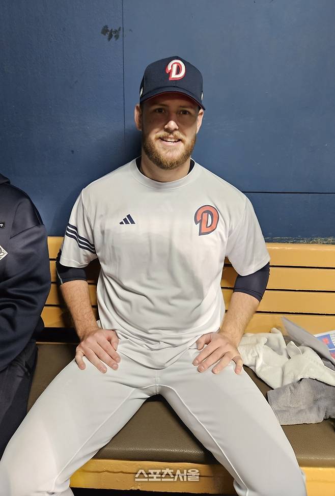 두산 콜 어빈이 18일 서울 잠실구장에서 열린 2025 KBO리그 정규시즌 KIA전 승리 후 취재진과 만나 인터뷰하고 있다. 잠실 | 강윤식 기자 skywalker@sportsseoul.com