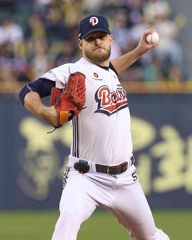 두산 어빈이 18일 서울 잠실구장에서 열린 2025 KBO리그 정규시즌 KIA전에서 역투하고 있다. 사진 | 두산 베어스