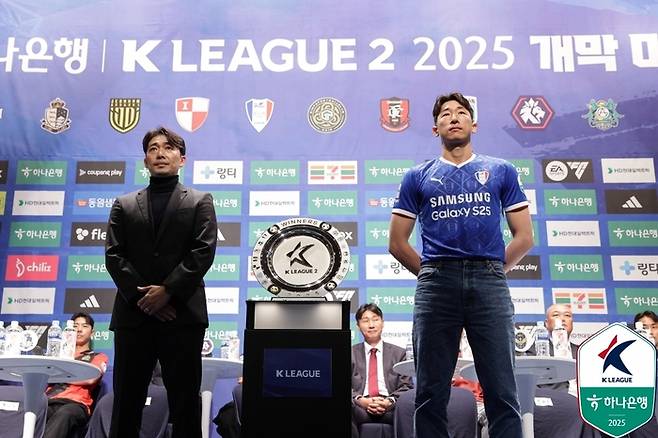 수원 삼성 변성환 감독과 양형모가 2월19일 누리꿈스퀘어에서 열린 K리그2 미디어데이에서 사진 촬영에 임하고 있다. 사진 | 한국프로축구연맹