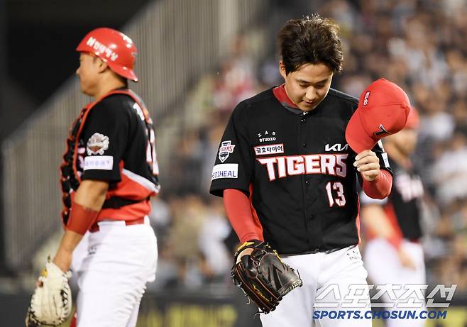 선발로 등판한 세 경기 모두 연속 조기 강판 당한 KIA 선발 윤영철은 고개를 떨구고 말았다.