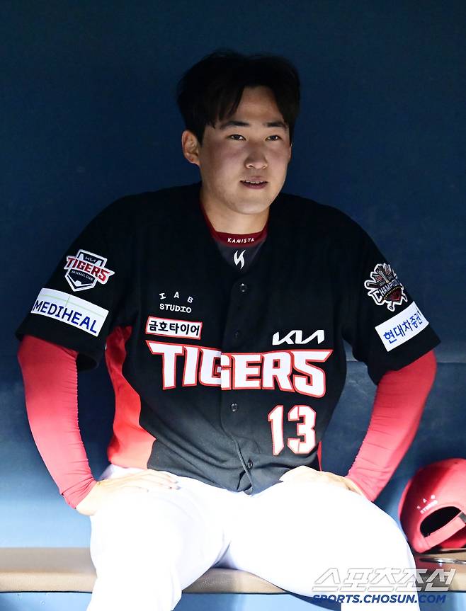 벤치에 앉아 생각을 정리하던 윤영철.