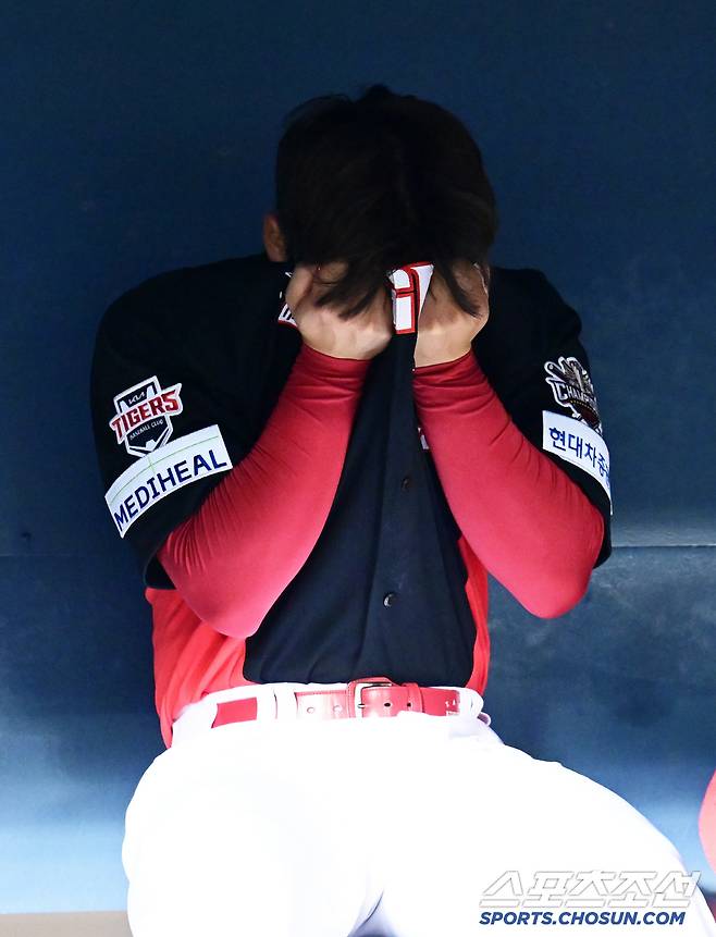 18일 잠실구장에서 열린 두산 베어스와 KIA 타이거즈의 경기. 3회말 2사 만루 KIA 선발 윤영철이 마운드에서 내려온 뒤 생각에 잠겨 있다. 잠실=박재만 기자 pjm@sportschosun.com/2025.04.18/