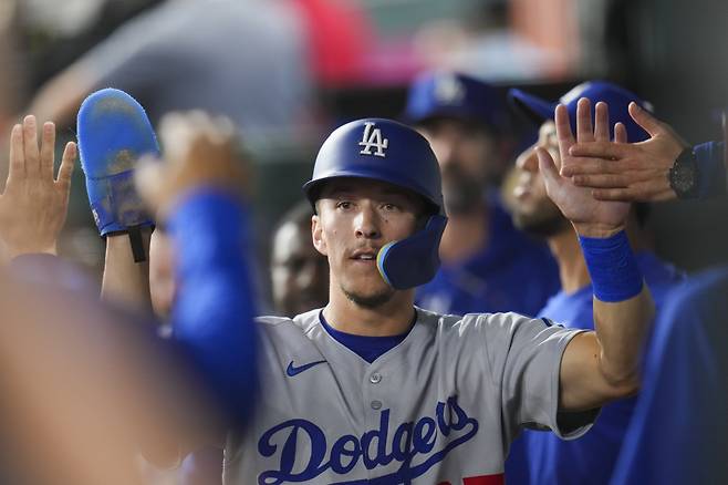 토미 에드먼이 1회 선두타자 홈런을 치고 들어와 동료들의 환영을 받고 있다. AP연합뉴스