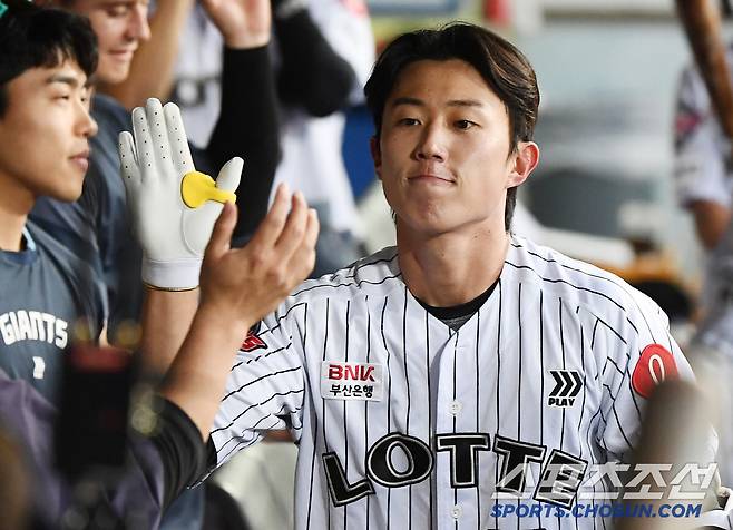 19일 대구 라이온즈파크에서 열린 롯데-삼성전. 4회초 무사 2루 전민재가 투런포를 친 후 환영받고 있다. 대구=정재근 기자 cjg@sportschosun.com/2025.4.19/