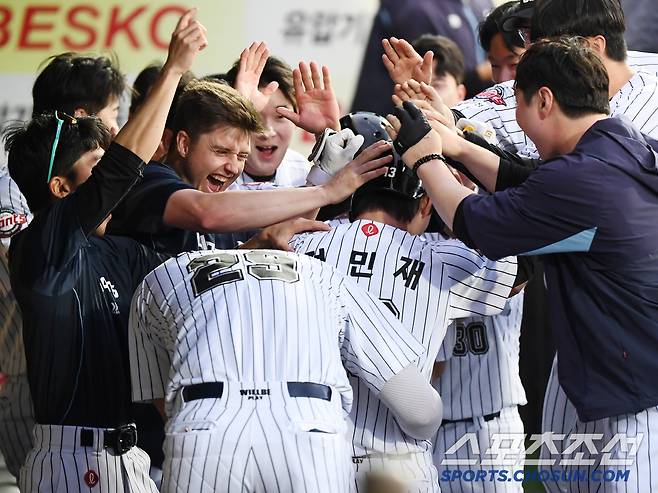 19일 대구 라이온즈파크에서 열린 롯데-삼성전. 4회초 무사 2루 전민재가 투런포를 친 후 환영받고 있다. 대구=정재근 기자 cjg@sportschosun.com/2025.4.19/