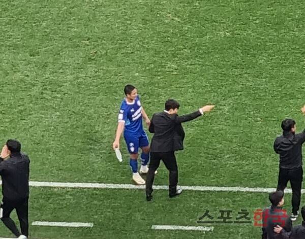 첫 득점의 기쁨도 잠시, 중앙 수비수 권완규에게 열정적으로 전술 지시를 하는 변성환 수원 삼성 감독. ⓒ스포츠한국 김성수 기자