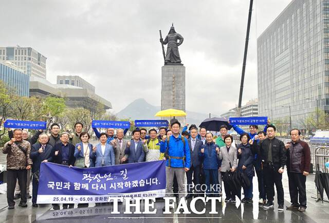 곽상언 더불어민주당 의원이 19일 서울 광화문 이순신 동상 앞에서 민생탐방을 위한 출정식을 갖고 20일간의 대장정에 돌입했다. /곽상언 의원실