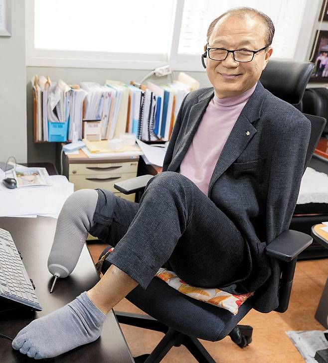 이범식 한국장애인IT복지협회 회장은 사고 후 남은 왼발로 컴퓨터를 배우고 박사 학위도 땄다. /이범식씨 제공