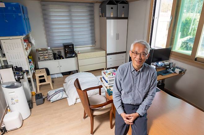 임경수 원장이 옥탑방 살림살이도 공개했다. 책상 겸 식탁, 도톰한 싱글 사이즈 이부자리 한 채가 들어가는 5평 남짓한 공간이다. /이신영 영상미디어 기자