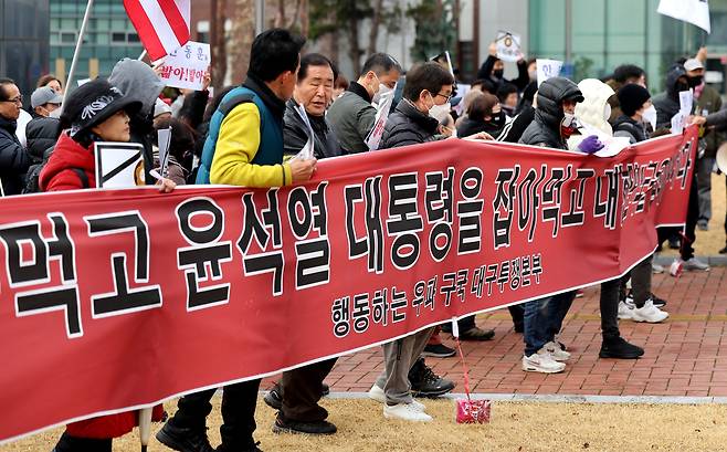 탄핵 정국이 이어지던 지난 3월 한동훈 국민의힘 전 대표의 토크쇼가 열린 대구 모 대학에서 보수 강성 지지자들이 시위를 벌이는 모습. /뉴시스