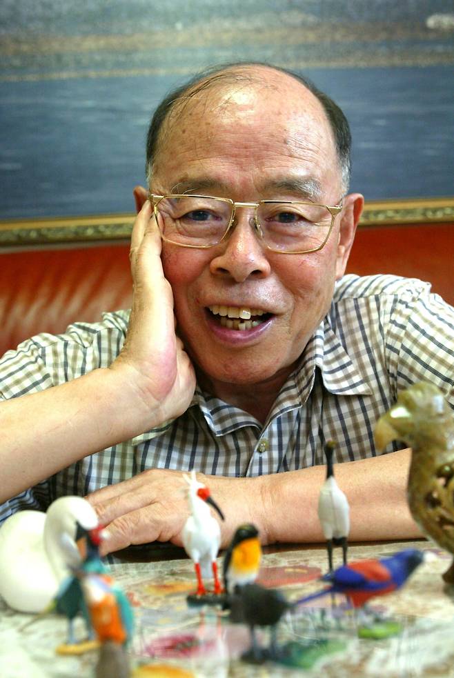 조류학자 원병오 전 경희대 교수는 원홍구의 막내아들이다. 1963년 원병오가 날려보낸 북방쇠찌르레기가 평양 만수대에서 원홍구에 의해 발견되면서 부자 이산의 아픔이 세계언론에 소개됐다.  원홍구가 1970년 타계하면서 부자 상봉은 실현되지 못했다. 사진은 2004년 75세에 신간을 내면서 본지와 인터뷰한 원병오 교수.