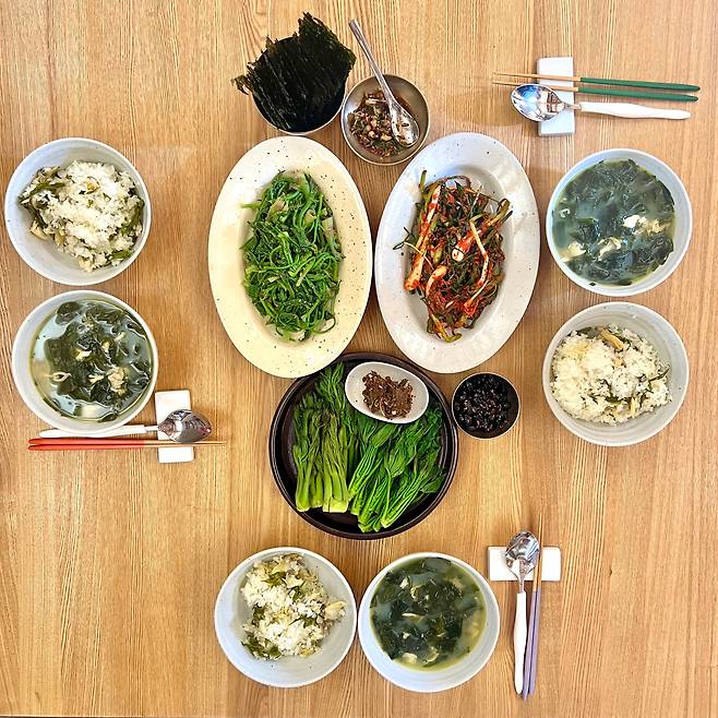 냉이와 바지락을 넣어 밥을 짓고 두릅과 엄나무순 등 봄나물로 차린 밥상 /윤혜자 제공